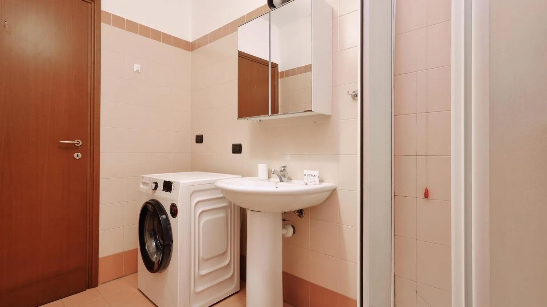 Joivy Lovely 4-Bed Flat With Balcony Apartment Milan