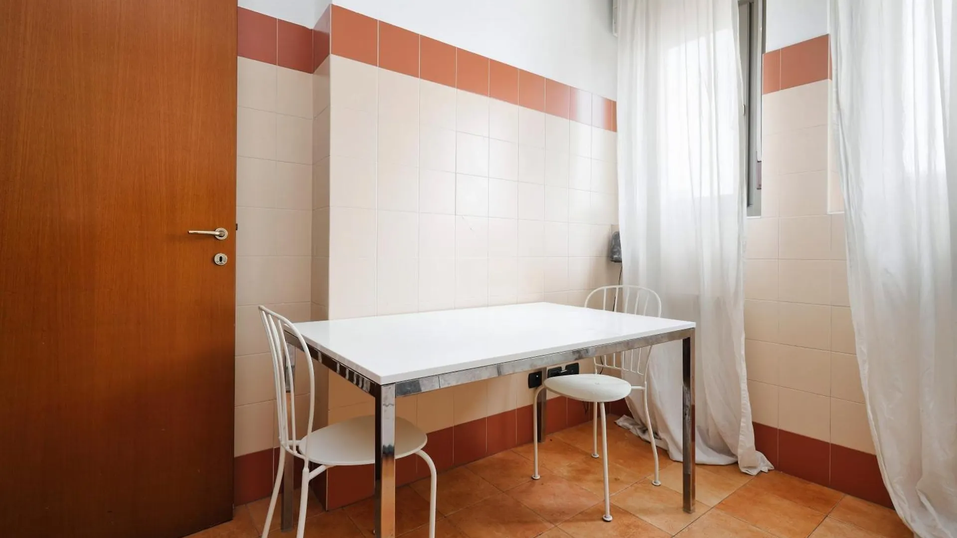 Joivy Lovely 4-Bed Flat With Balcony Apartment Milan