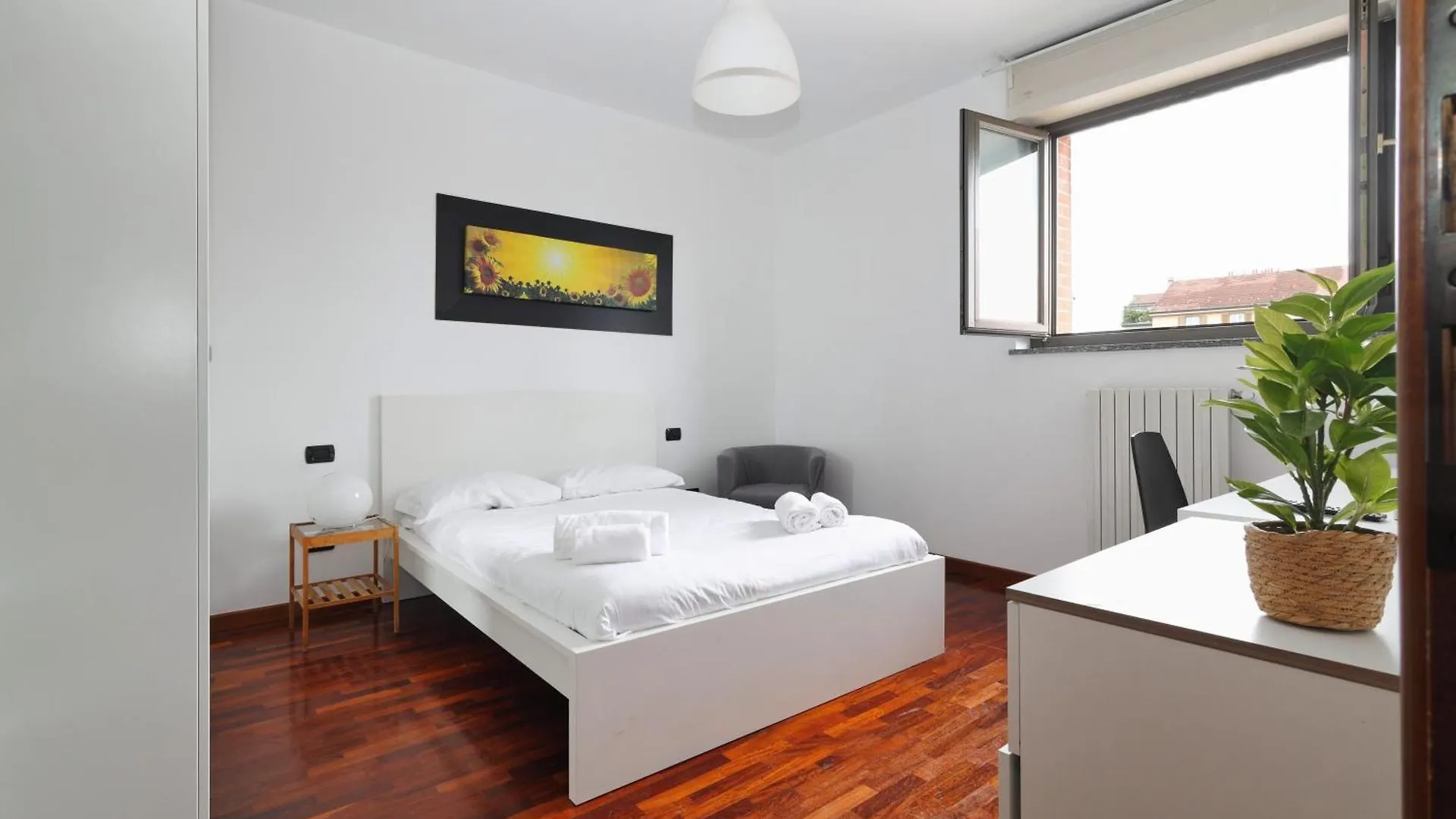 Joivy Lovely 4-Bed Flat With Balcony Apartment Milan