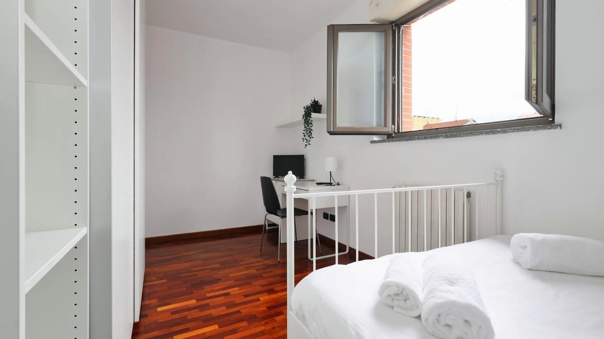 Joivy Lovely 4-Bed Flat With Balcony Apartment Milan Italy