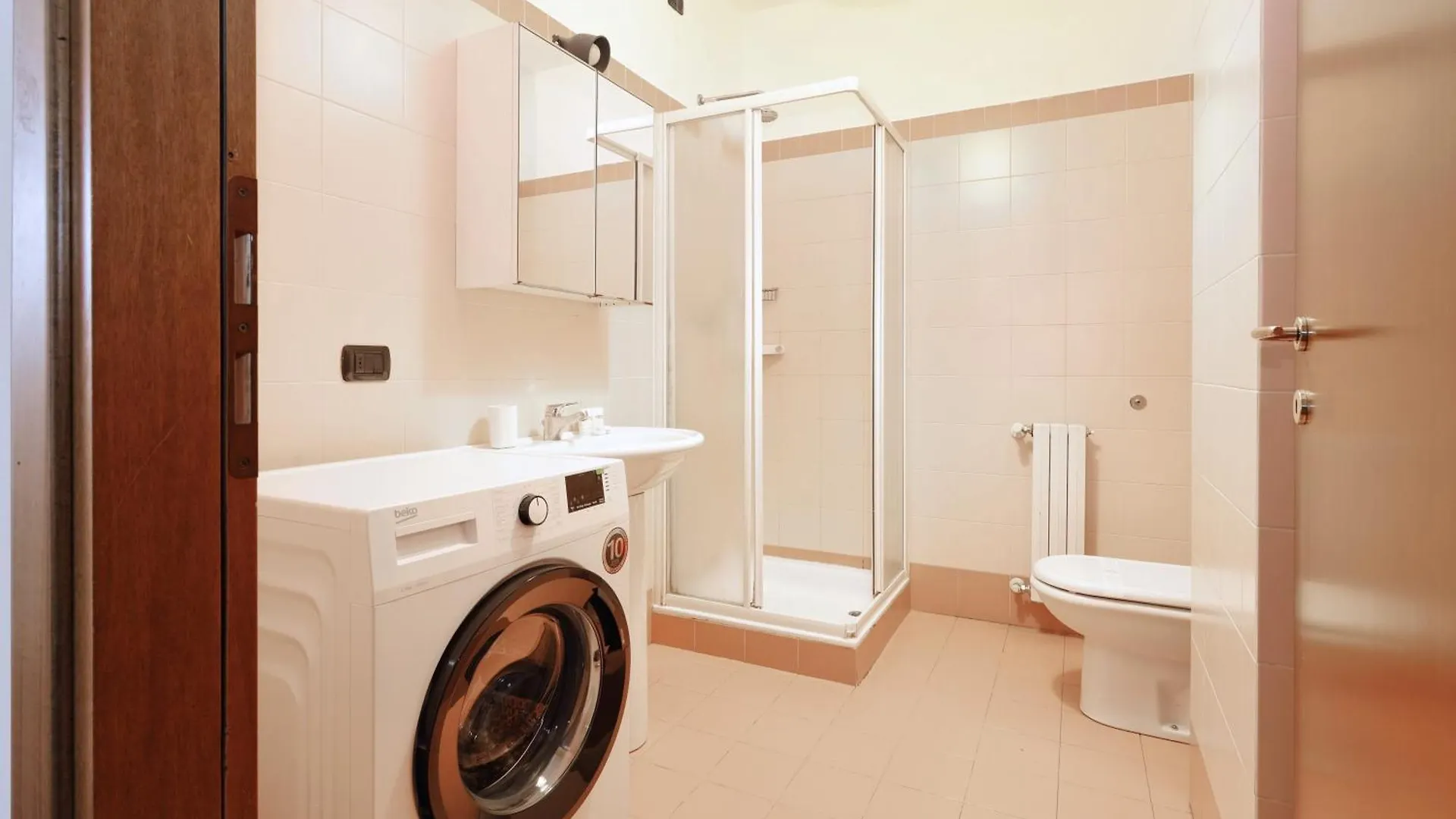 Joivy Lovely 4-Bed Flat With Balcony Apartment Milan
