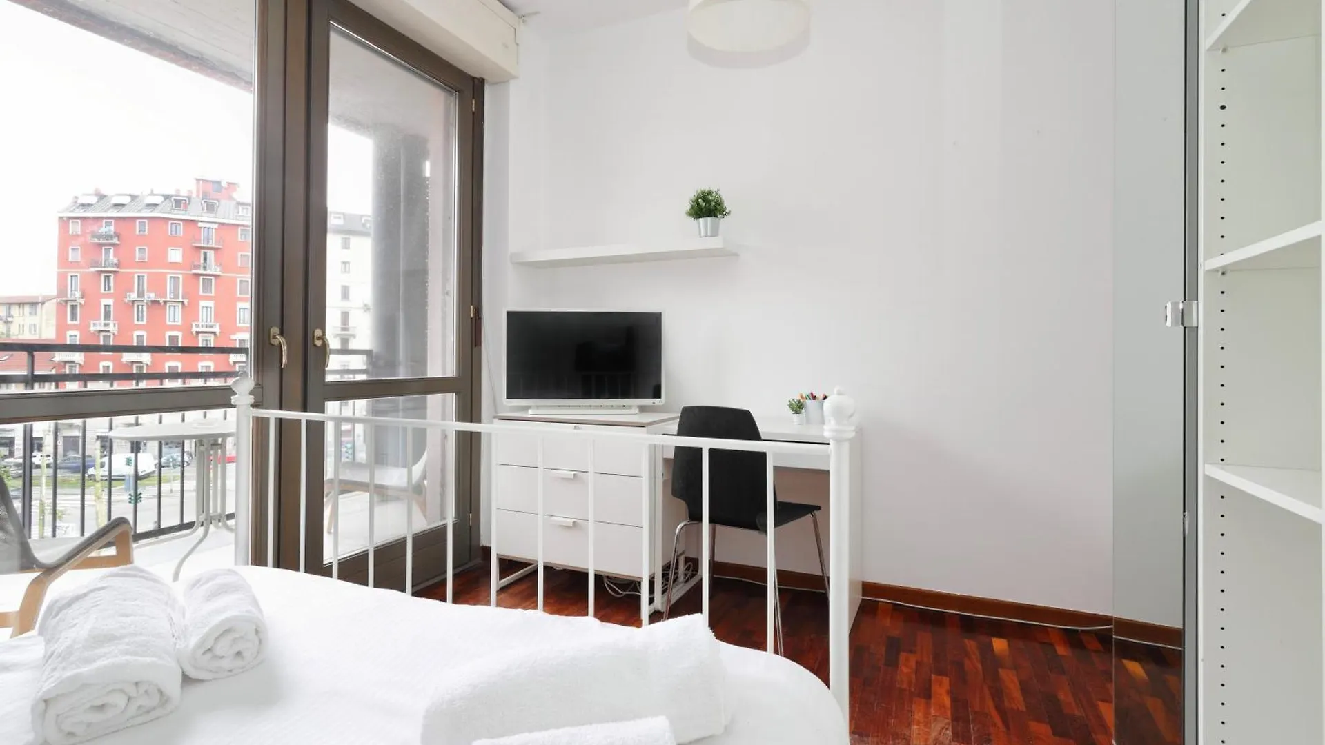 Joivy Lovely 4-Bed Flat With Balcony Apartment Milan 0*,