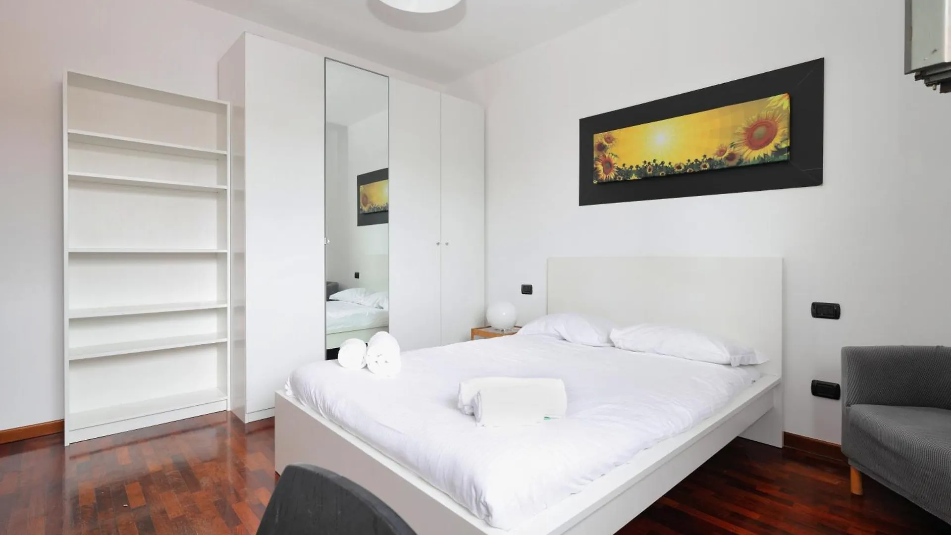 Joivy Lovely 4-Bed Flat With Balcony Apartment Milan