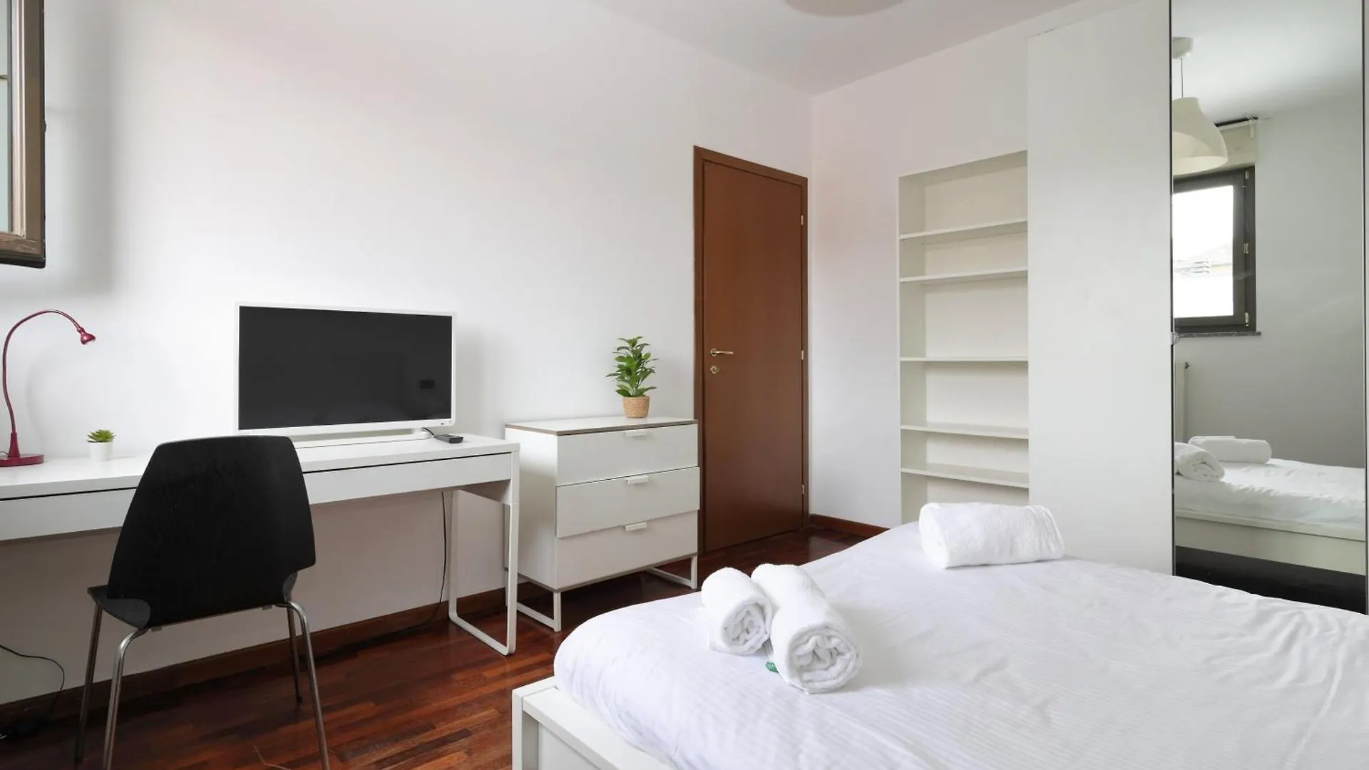 Joivy Lovely 4-Bed Flat With Balcony Apartment Milan