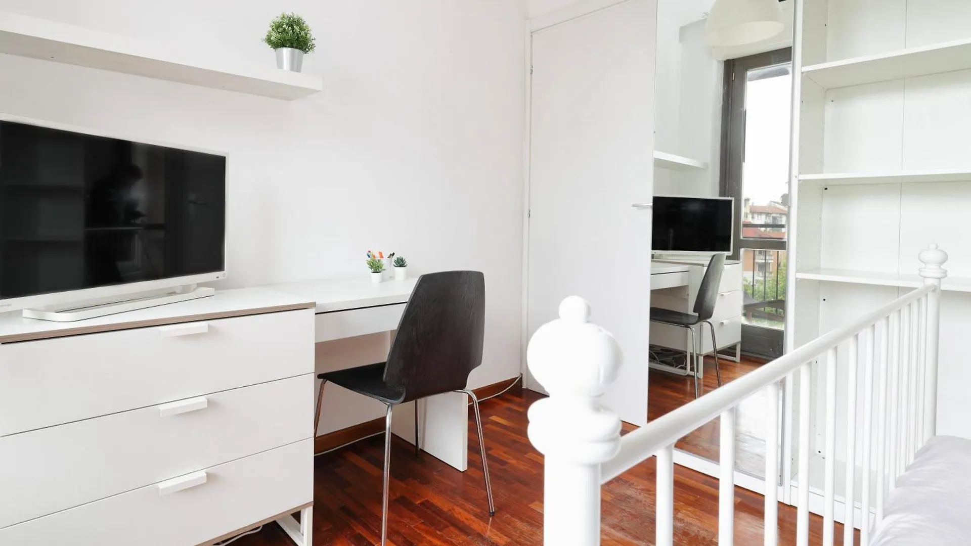 Joivy Lovely 4-Bed Flat With Balcony Apartment Milan